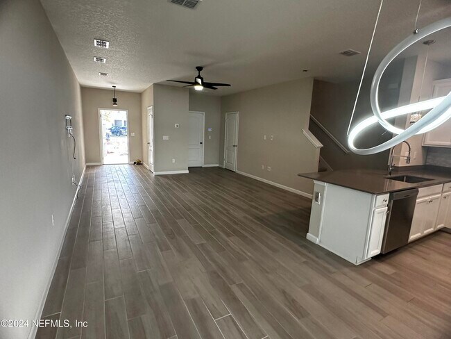 Building Photo - 7371 Palm Hills Dr