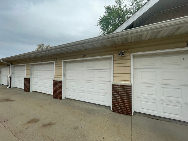 Building Photo - AVAILABLE NOW!!!  Beautiful 2 bedroom, 2 b...