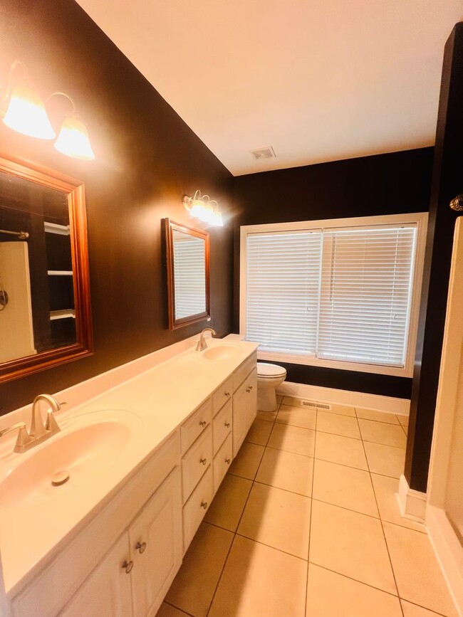 Building Photo - Tucked Away 3 Bedroom Gem on Private Road ...