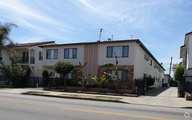 Primary Photo - 913 N Normandie Ave