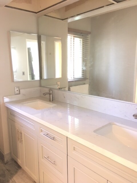 Building Photo - 6716 Clybourn Ave