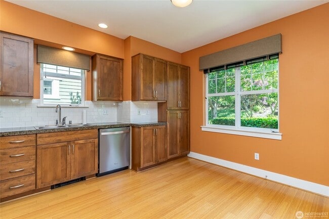 Building Photo - 2Bd/2.5Ba Issaquah Home