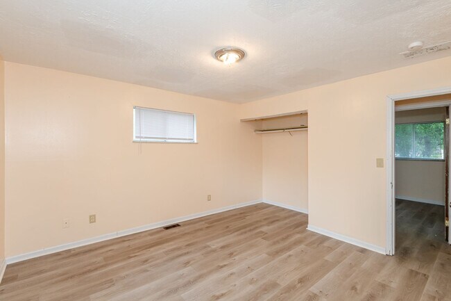 Building Photo - DAYTON, OH - GREENWICH VILLAGE - 3 BED, 1....