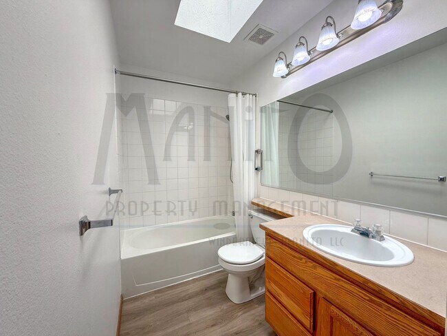 Building Photo - Beautiful Gleneden Heights Home