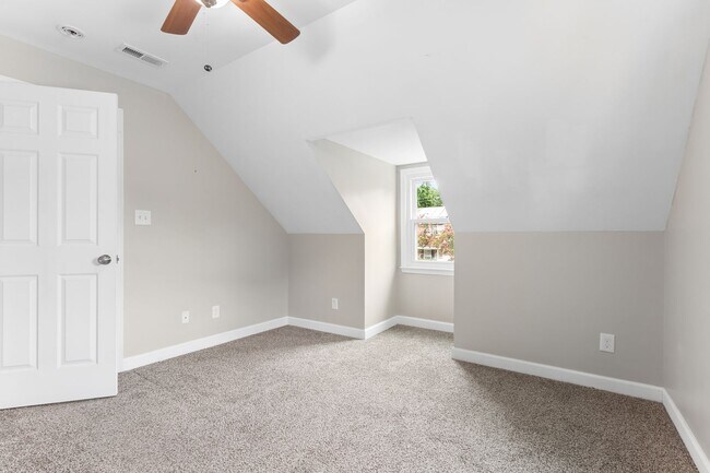 Building Photo - Renovated Bayview Beach Home!