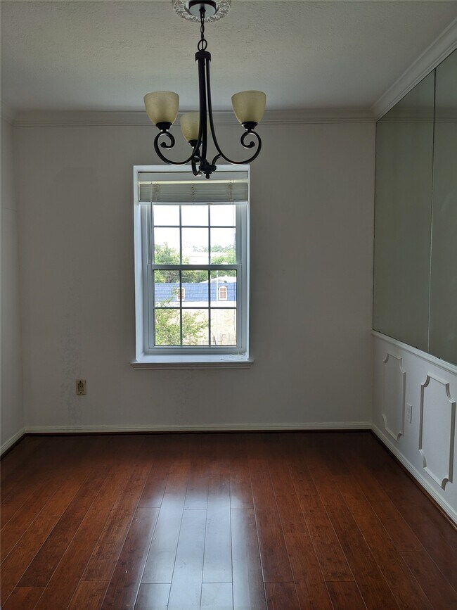 Building Photo - 351 N Post Oak Ln