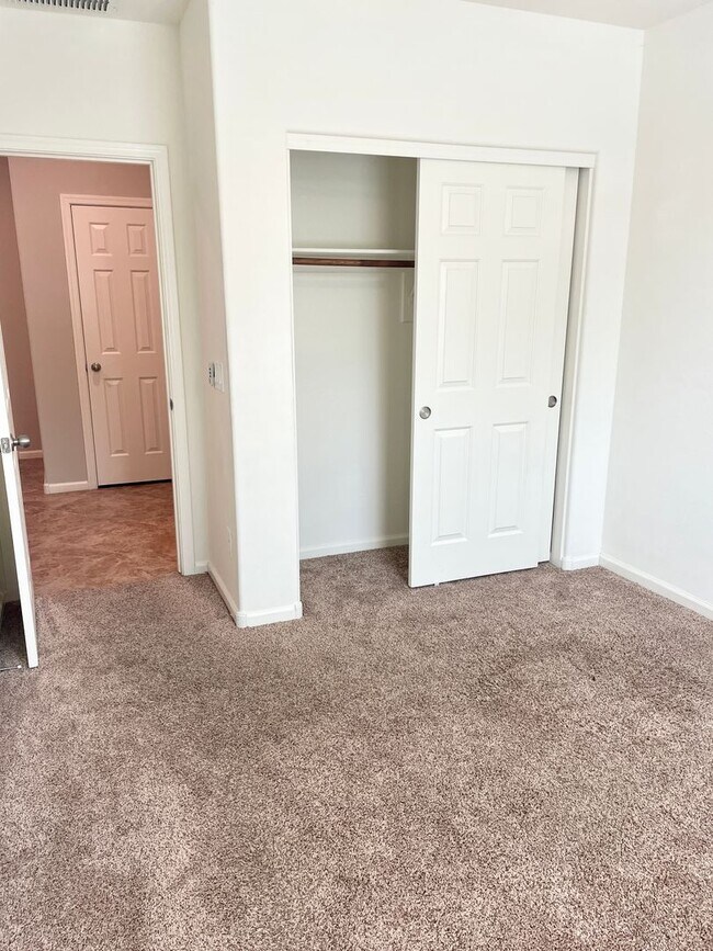Building Photo - 5 Bedroom/3 Bath Home in Chandler!