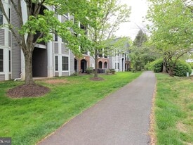 First floor unit with direct access to walking paths - 46602 Ellicott Sq