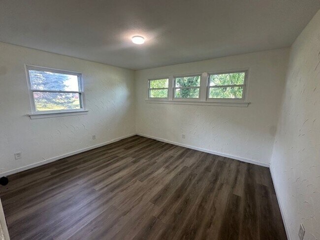 Building Photo - Chic, Sunlit & Move-In Ready – 3-Bedroom G...