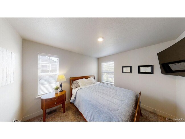 Building Photo - Available 4/2: Beautiful End Unit Townhome in Cherrywood Park
