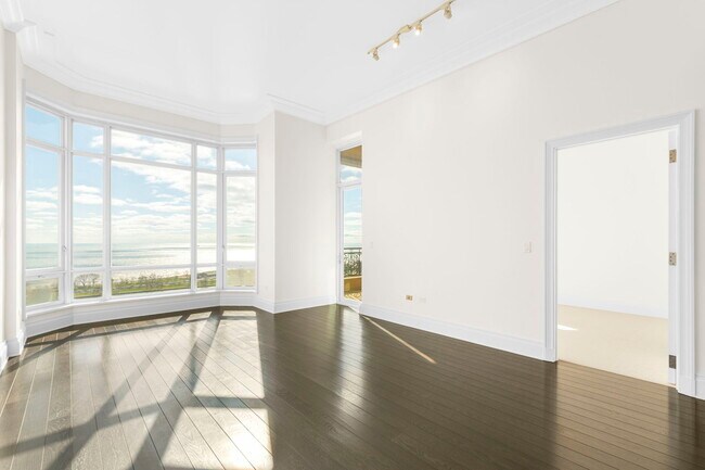 Building Photo - 2550 N Lakeview Ave