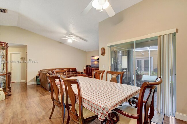 Building Photo - 303 E Riverbend Dr