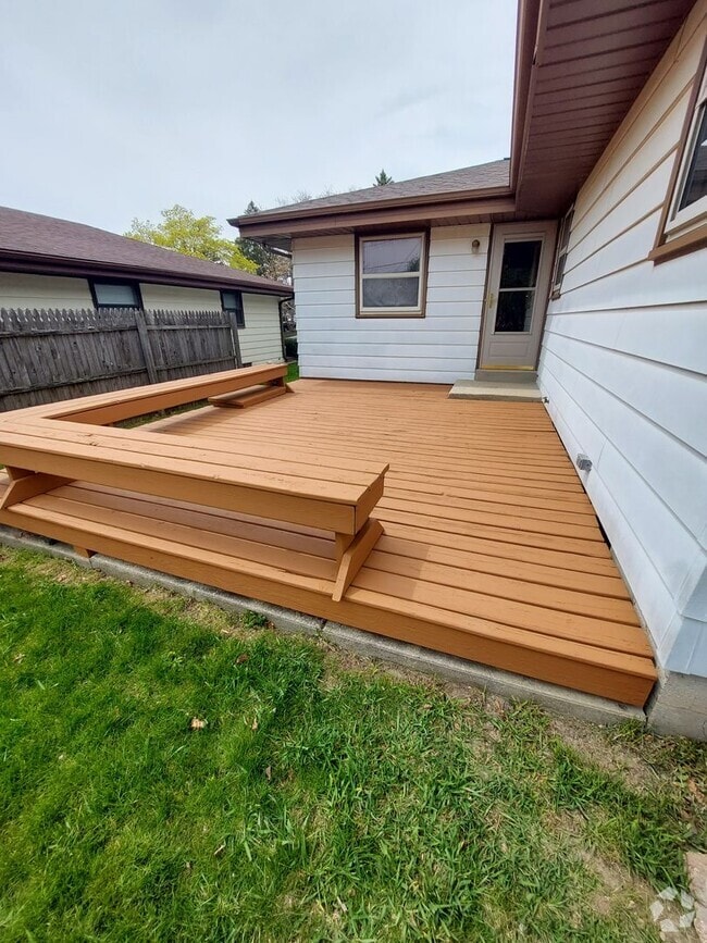 Building Photo - 3 bedroom 1.5 bath home with attached 1 ca...