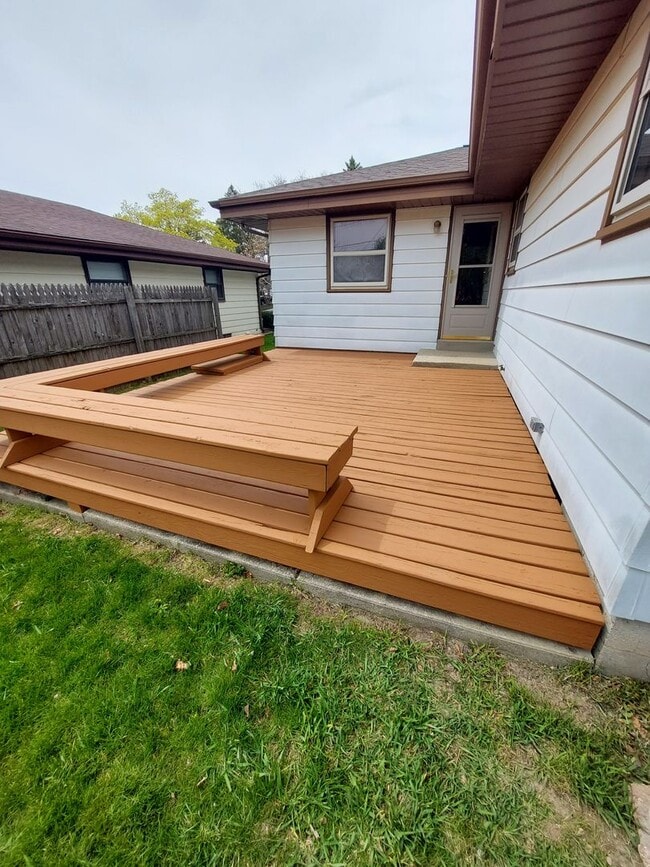Primary Photo - 3 bedroom 1.5 bath home with attached 1 ca...