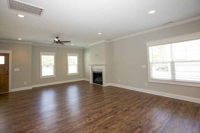 Building Photo - "Luxurious 3-Bed Townhouse with Granite Countertops on Juniper Lake Road!"