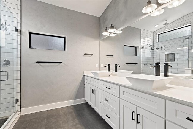 Building Photo - 2917 E 13th St