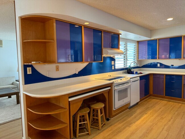 Building Photo - Newtown Estates, 3 bdrm, 2 bath, 2 car enc...