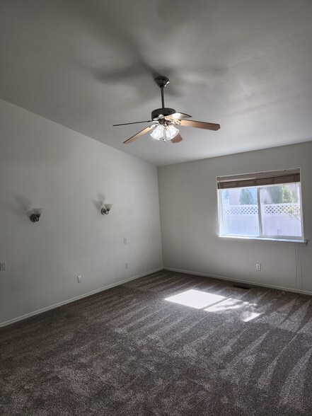 Master Bedroom - 411 Federation Rd