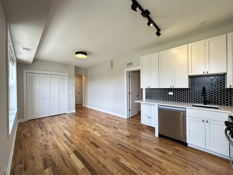 Building Photo - 649 W Wrightwood Ave