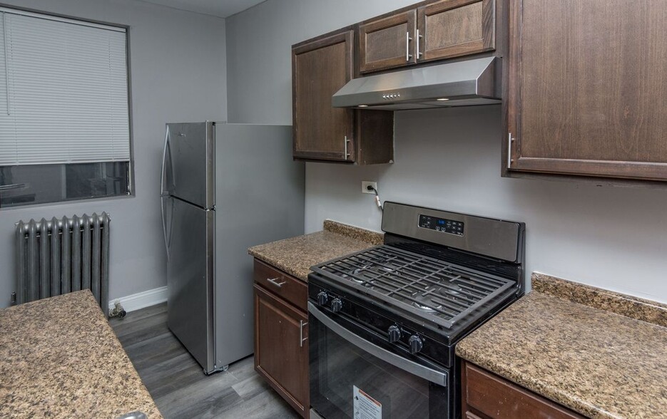 Building Photo - 7446 S Kingston Ave