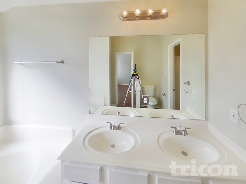 Building Photo - 1009 Ridge Top Dr