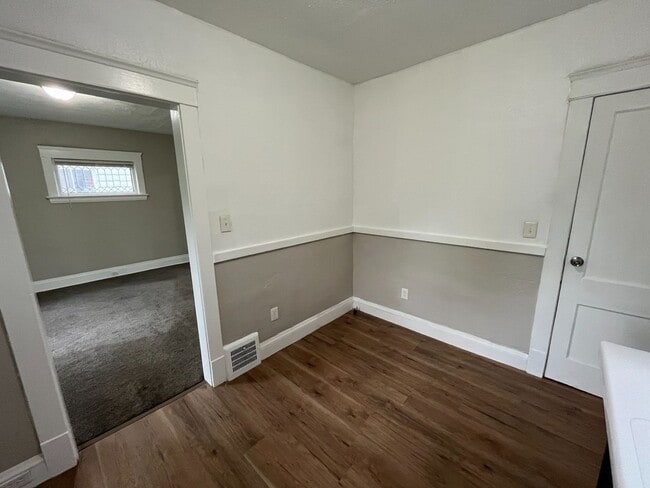 Building Photo - Three bedroom one bathroom home for rent