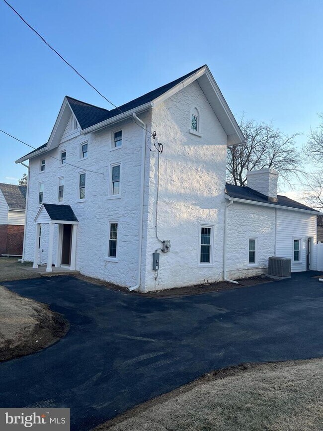 Building Photo - 540 W Springfield Rd
