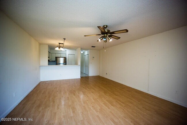 Building Photo - 1307 River Hills Cir E