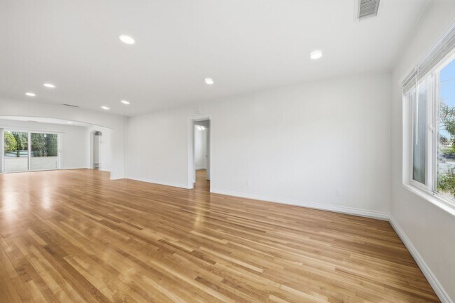 Building Photo - Spacious private backyard!
