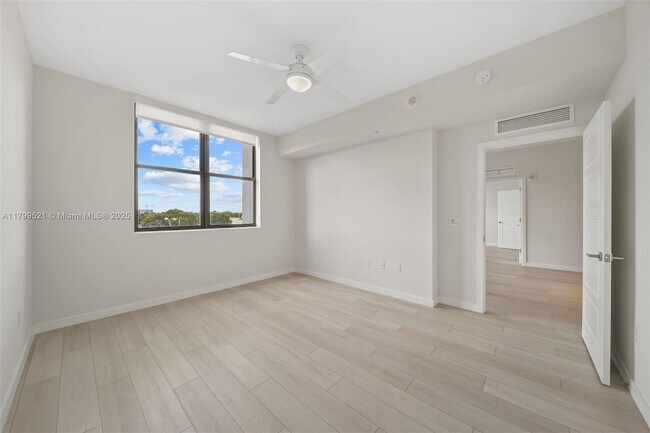 Building Photo - 555 NE 8th St