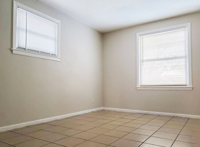 Building Photo - 36th - N 5691- 91A