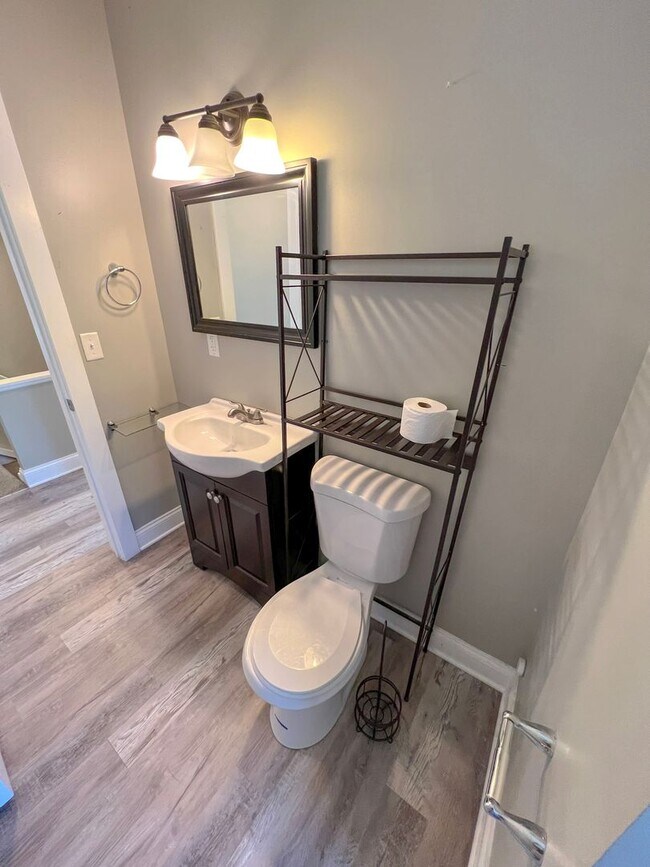 Building Photo - Modernized 2nd Floor Apartment in Franklinton – Your Urban Oasis Awaits!