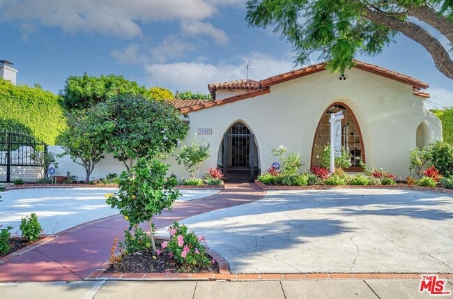 Building Photo - 10630 Wellworth Ave