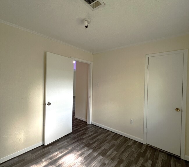 Building Photo - 1043 Westwood Dr