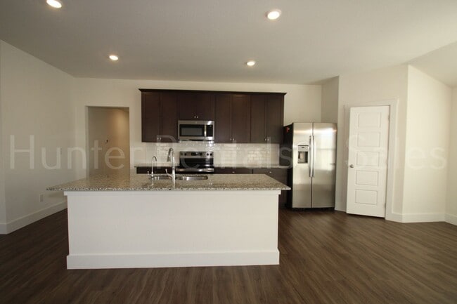 Building Photo - Newer Modern Cove 4 Bedroom