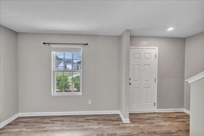 Building Photo - Lake Living