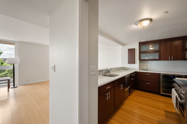 Building Photo - 975 Memorial Dr