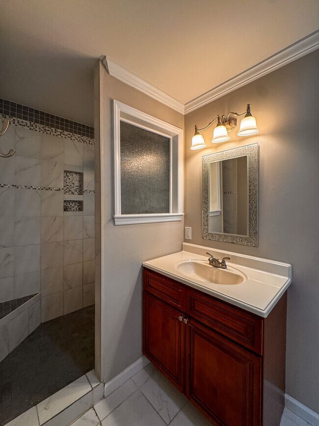 Building Photo - Beautiful Tri Level Home in Vanstory Hills