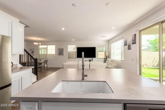 Building Photo - 5747 S Labelle