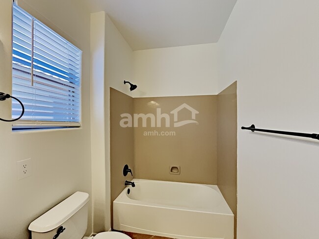 Building Photo - 576 E Calle De Ocaso