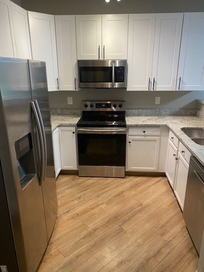 Building Photo - 3 bed 3 bath townhome - Ready 4/10/26