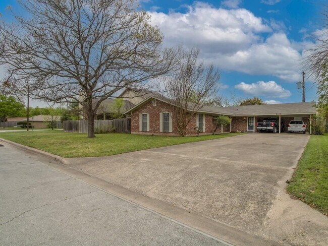 Building Photo - 8110 Exmoor Dr