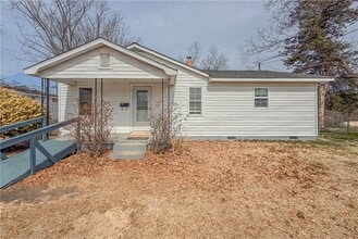 Building Photo - 937 E Main St