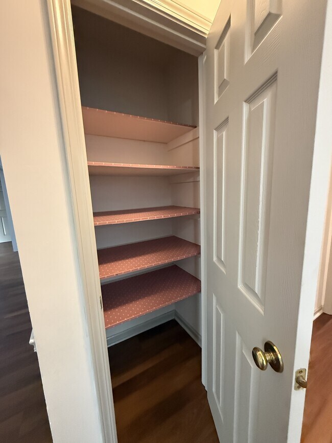 Building Photo - 1008 Old Oatland Island Rd