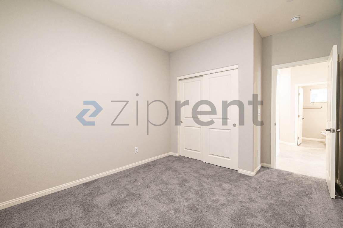 Building Photo - Unit