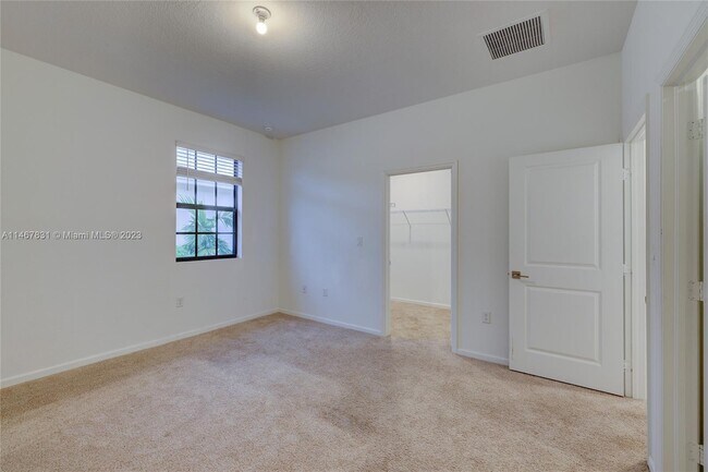Building Photo - 1170 SW 7th Ct