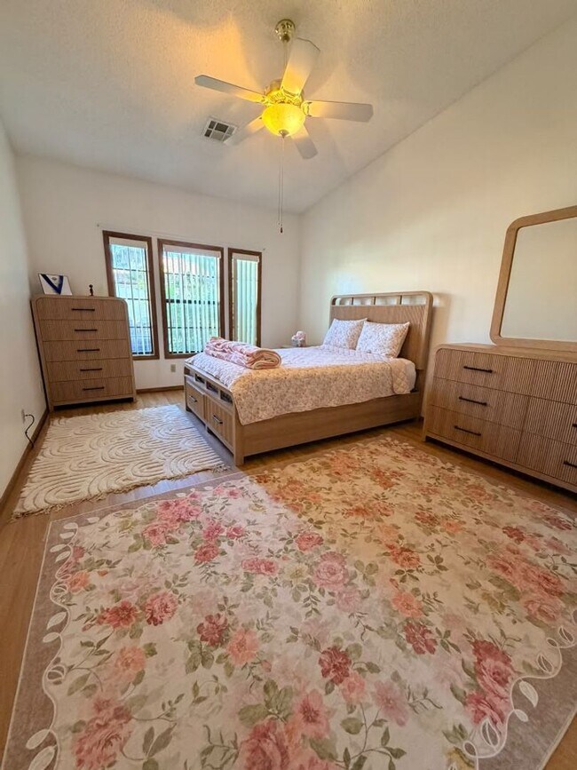 Building Photo - 7904 Shelter Island Way