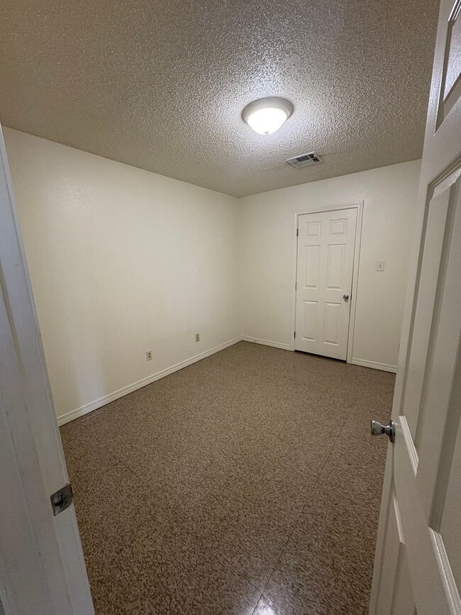 Building Photo - Waveland Duplex