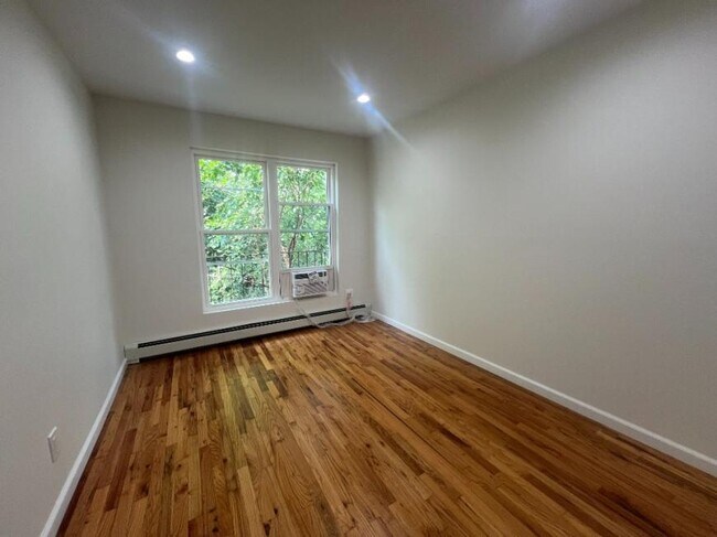 Building Photo - 3 bedroom in WOODSIDE NY 11377