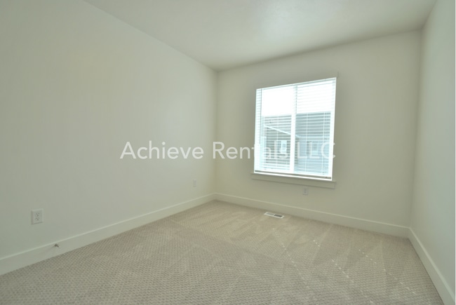 Building Photo - 560 S 1225 W